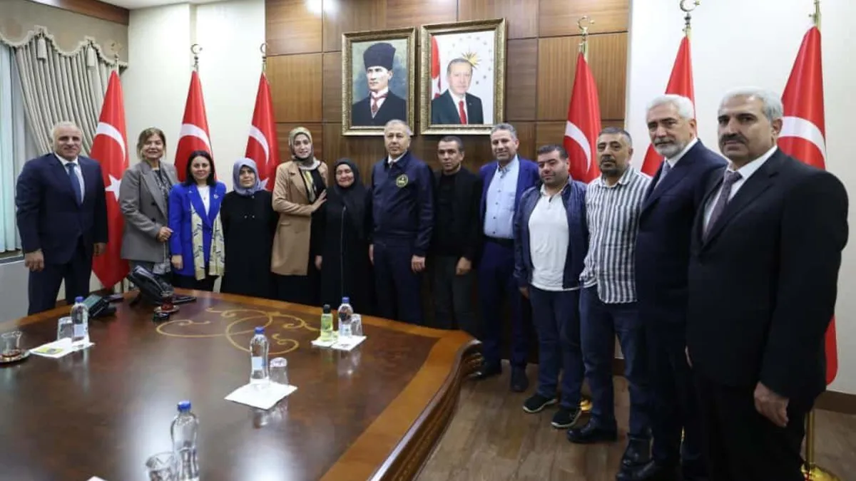 İçişleri Bakanı Ali Yerlikaya Diyarbakır anneleriyle bir araya geldi
