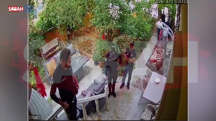 Sinir krizi geçiren adam polis memurunu sırtından bıçakladı | Video