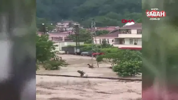 Samsun'da şiddetli yağış nedeniyle yollar çöktü | Video