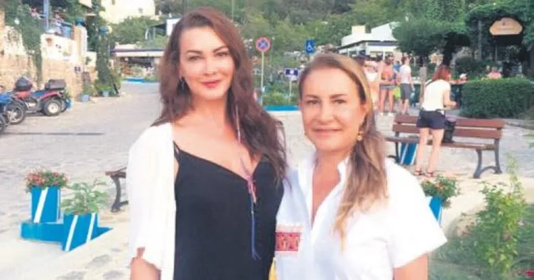 Yunan adalarını annesiyle geziyor