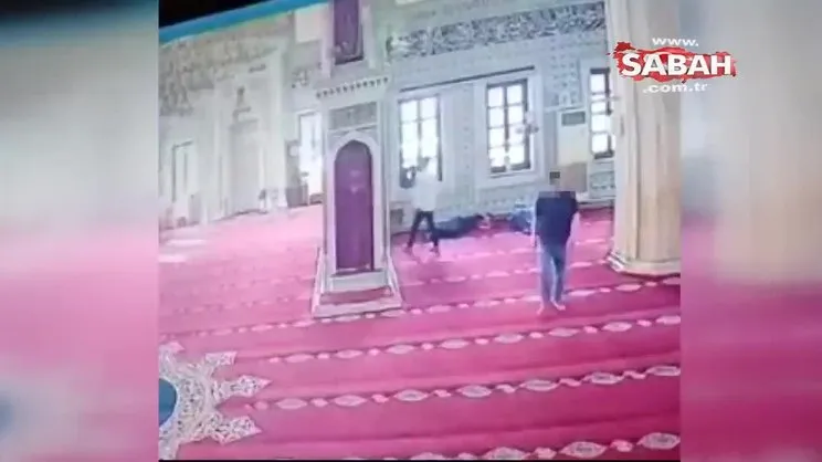 Camide uyuyan vatandaşın telefonunu çaldı | Video
