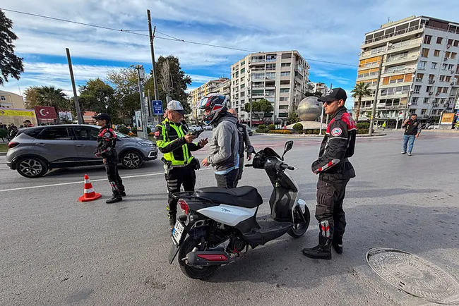 izmir-polisinden-trafikte-dar-alan-uygulamasi-1763995555257.jpg