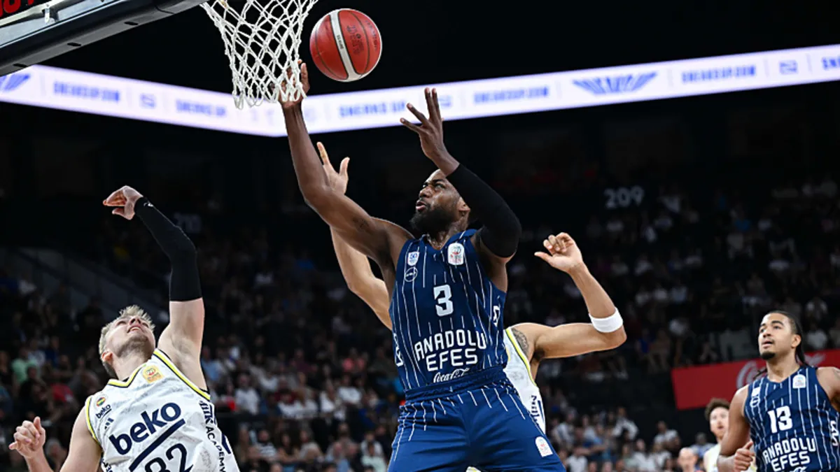 Anadolu Efes basketbol takımının oyuncusu Jordan Loyd