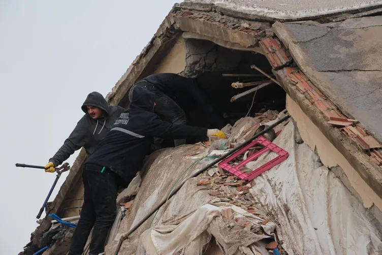 Son dakika: Deprem sonrası enkazdan böyle çıkarıldılar! Türkiye’yi ağlatan görüntüler!