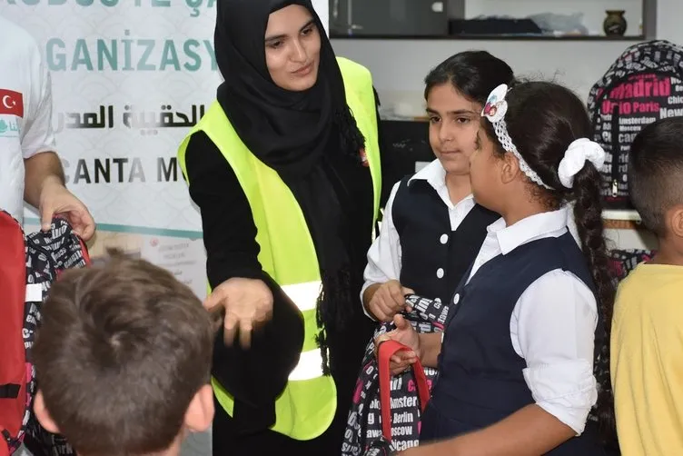 Kudüslü çocuklara okul çantası dağıtıldı