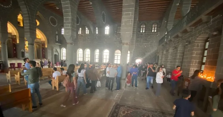 Hendek olaylarında zarar gördüğü için onarılan Ermeni kilisesine ziyaretçi akını