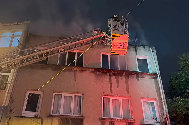 fatihte-3-katli-binada-korkutan-yangin-daire-kullanilamaz-hale-geldi-1762379659963.jpeg
