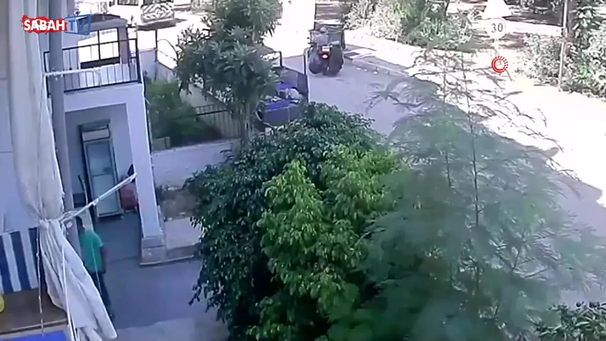 Pişkin hırsızlar önce evi kontrol etti, sonra buzdolabını çaldı: O anlar kamerada videosunu izle Pişkin hırsızlar önce evi kontrol etti, sonra buzdolabını çaldı: O anlar kamerada videosunu izle