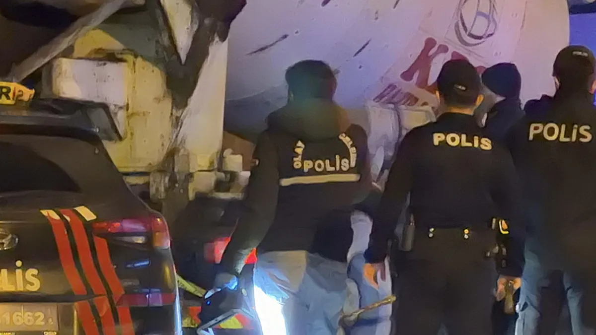 Arnavutköy’de temizlediği beton mikserinin içine düştü: Talihsiz adam hayatını kaybetti! Arnavutköy’de temizlediği beton mikserinin içine düştü: Talihsiz adam hayatını kaybetti!