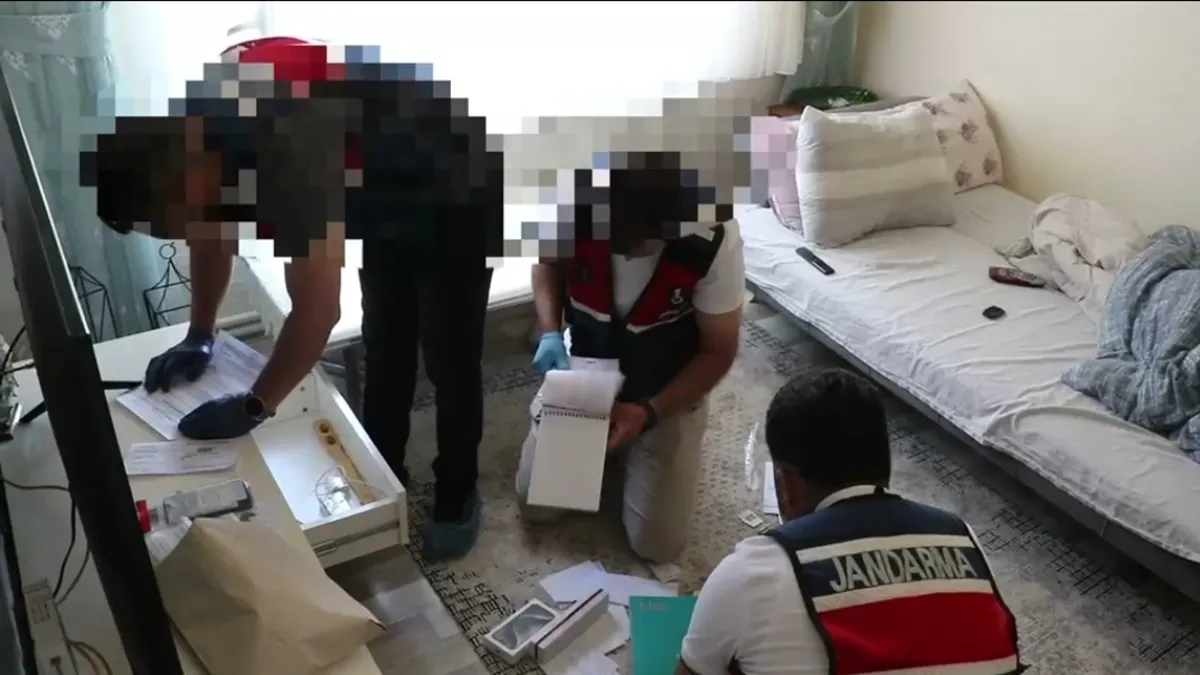 Kırşehir'de jandarmanın düzenlediği tefeci operasyonunda ele geçirilen tapu senetleri.