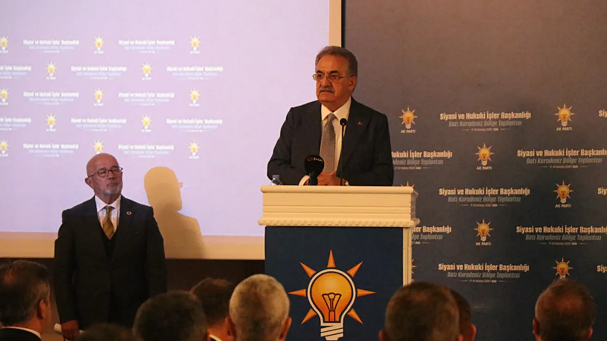 AK Parti Genel Başkan Yardımcısı Hayati Yazıcı konuşma yaparken