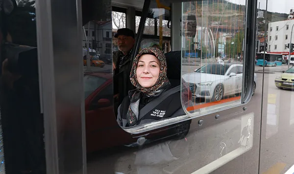 tokatta-ilk-kadin-halk-otobusu-soforu-goreve-basladi-1745993989483.jpeg