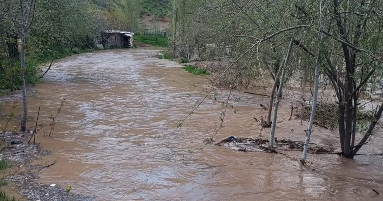Sağanak ve kar erimesi taşkın getirdi
