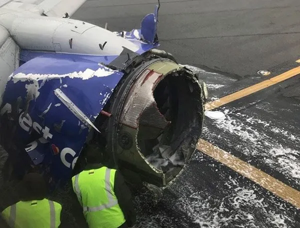 Son Dakika: Yolcu uçağının  motoru havada patladı