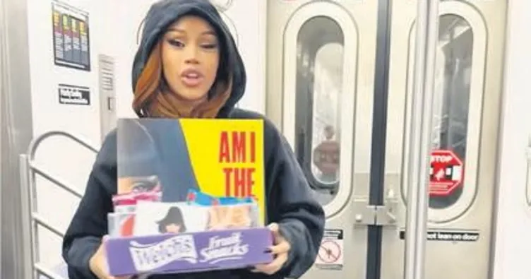 Albümünü metroda sattı