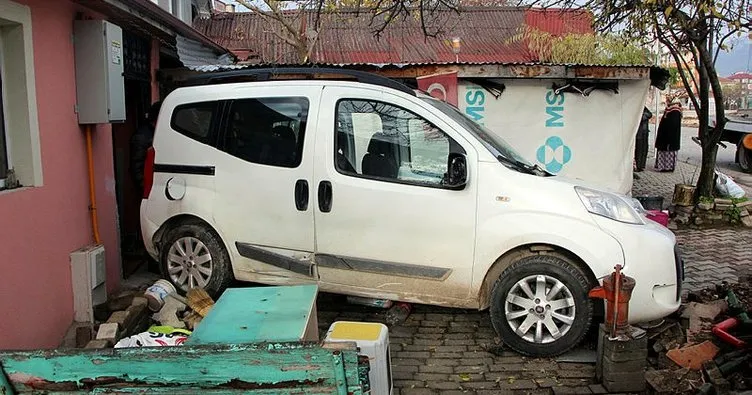 Bolu’da, kaza yapan hafif ticari araç evin bahçesine uçtu