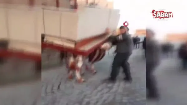 Mardin’de bir kişi eşeğe yüzlerce kilo ağırlığında ev eşyaları taşıttılar...İşte tepki çeken o görüntüler