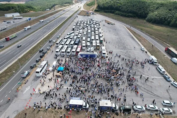 300-otobusluk-ak-parti-konvoyu-yola-cikti-istanbul-teskilatindan-ankaraya-15-bin-kisilik-cikarma-1786702739310.jpg 300 otobüslük AK Parti konvoyu yola çıktı! İstanbul teşkilatından Ankara'ya 15 bin kişilik çıkarma