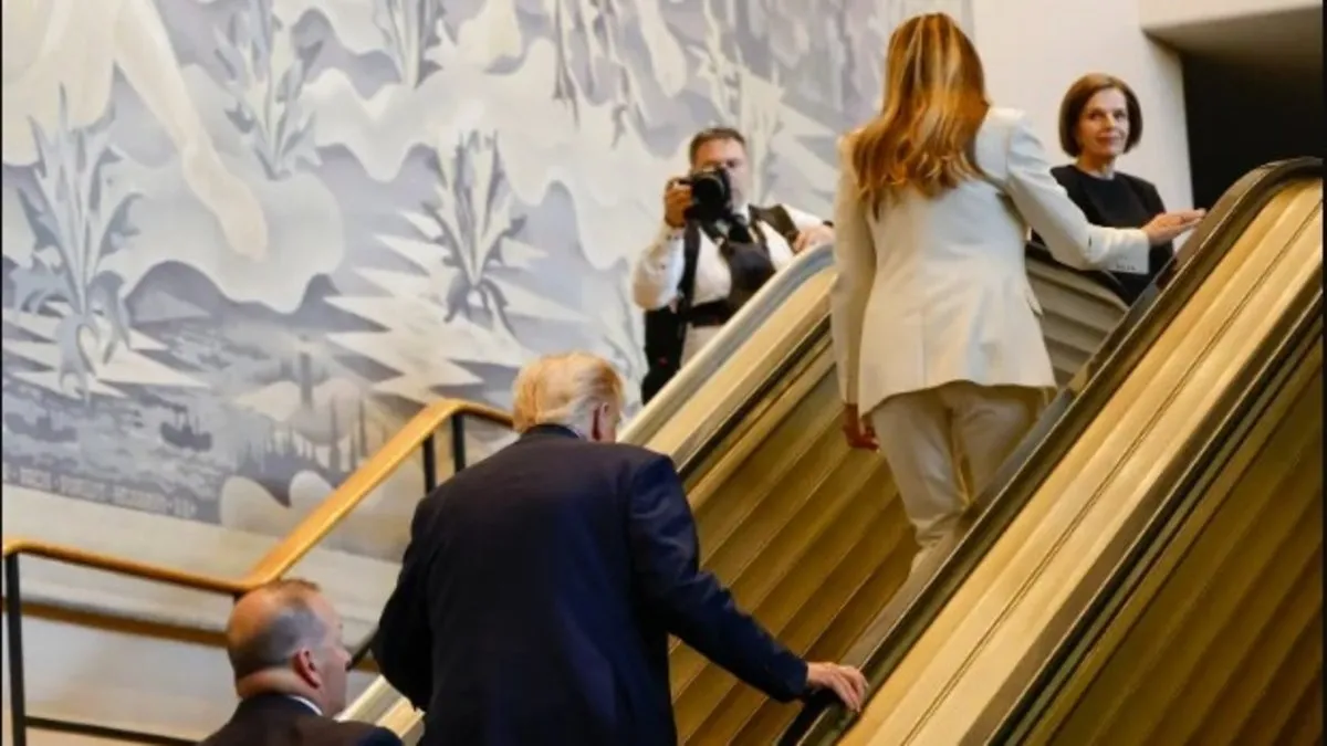 Yürüyen merdiven durdu: Trump alay konusu oldu
