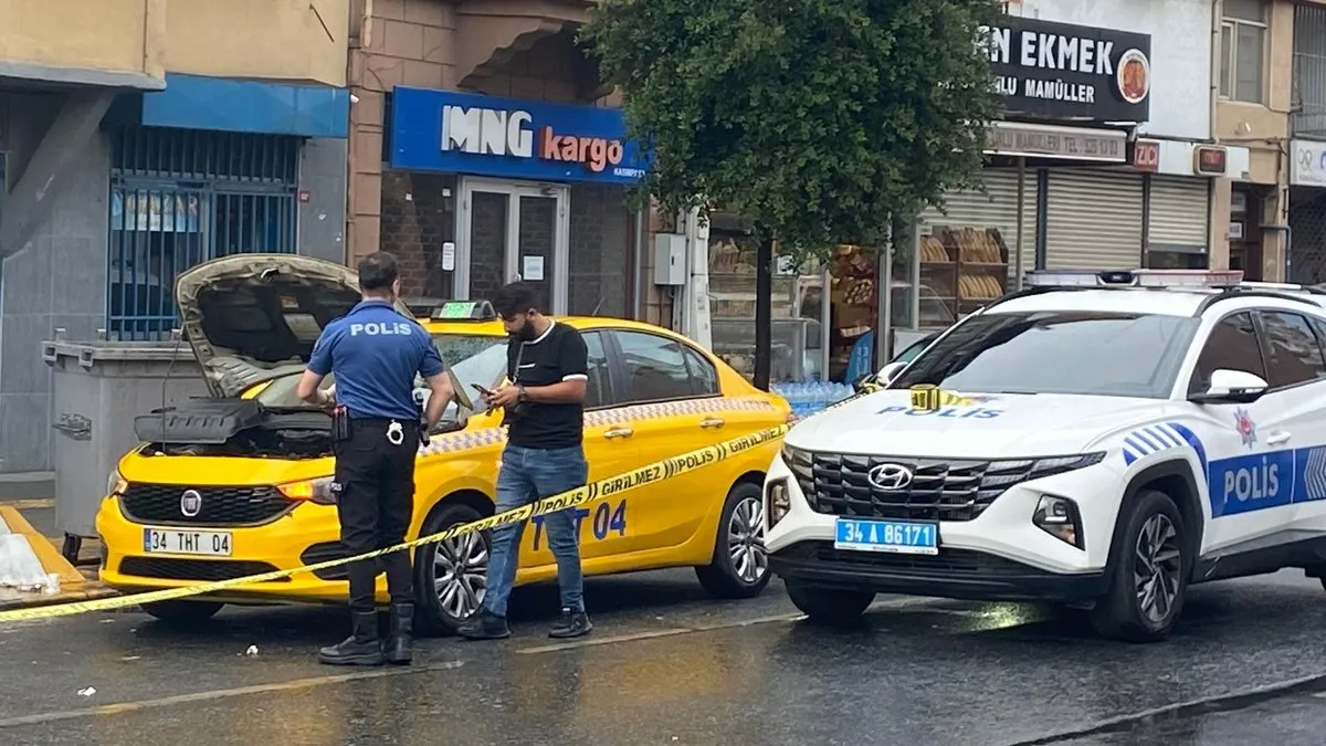 Beyoğlu’nda panik: Caddede rastgele ateş açtı, kurşunlar taksiye isabet etti