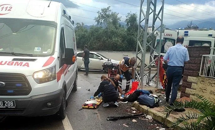 hatay-motosikletle-minibus-carpisti-1-olu-1-yarali-1761557633391.jpeg