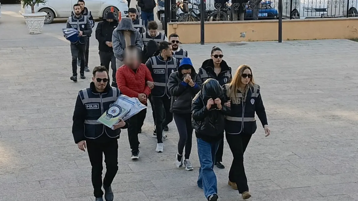 Edirne’de masaj salonlarına fuhuş operasyonu: 5 kişi tutuklandı Edirne’de masaj salonlarına fuhuş operasyonu: 5 kişi tutuklandı