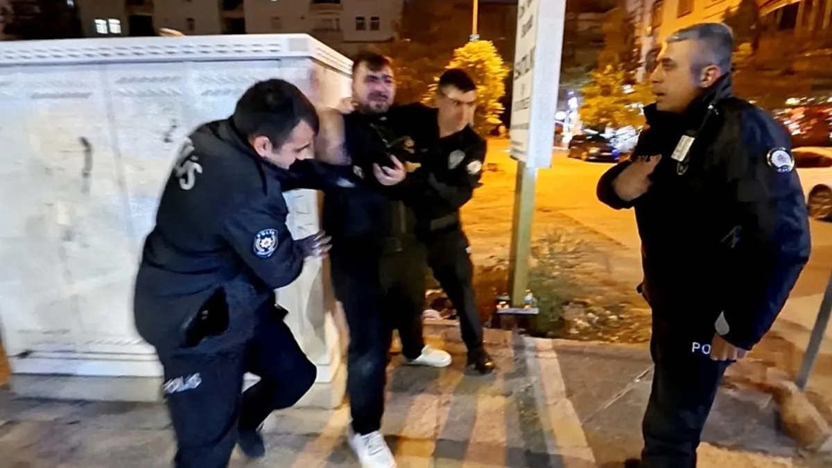 Seyir halindeki araçlara zarar verdi: Polis kendisini almak isteyince, “Öldür beni” diye bağırdı! Seyir halindeki araçlara zarar verdi: Polis kendisini almak isteyince, “Öldür beni” diye bağırdı!
