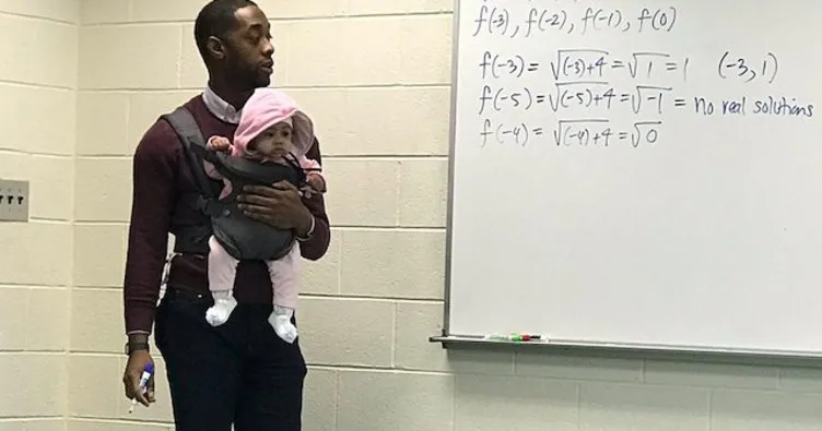 Öğrencisinin bebeğine ders boyunca baktı
