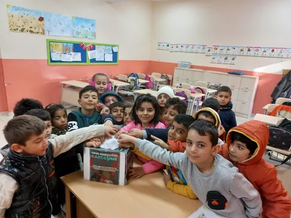 ardahanda-ogrenciler-kumbaralarindaki-paralarini-depremzedelere-gonderdi-1678889956426.jpeg