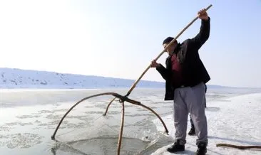 Dondurucu soğuğa rağmen böyle balık avlıyorlar