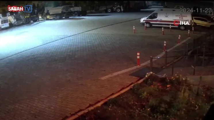 Fırtınada uçan çatı araçların üzerine düştü | Video