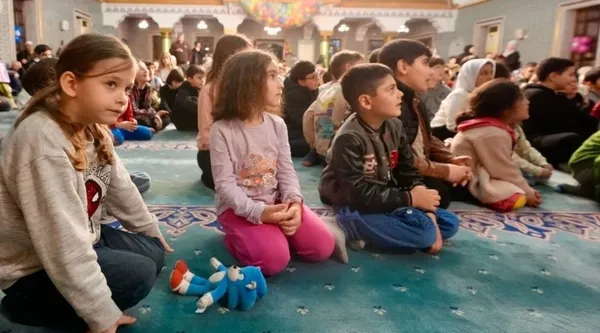 muftuluk-ve-turkiye-diyanet-vakfi-yesil-cimen-camisinde-cocuk-senligi-duzenledi-1742302647311.jpg
