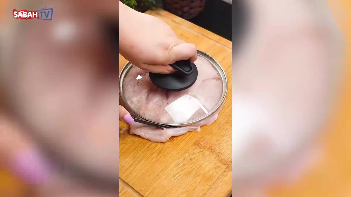 Artık başka türlü yemeyeceksiniz: Viral olan ‘dahi işi’ tavuk tarifi! | Video videosunu izle Artık başka türlü yemeyeceksiniz: Viral olan ‘dahi işi’ tavuk tarifi! | Video videosunu izle