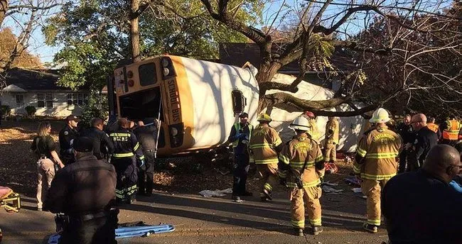 Öğrencileri taşıyan otobüs ağaca çarptı: 6 ölü