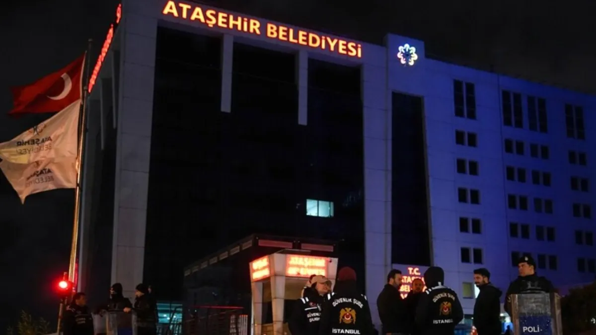 Son dakika | Onursal Adıgüzel’in “tanımıyorum” dediği şüpheliyle fotoğrafı belediye sitesinde çıktı