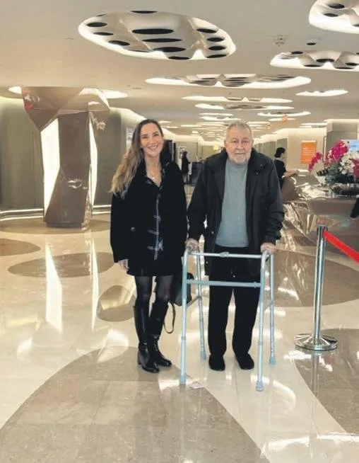 Başından iki evlilik geçen ünlü piyanist yeniden aşık oldu! Bakın hangi ünlünün kızına gönlünü kaptırdı