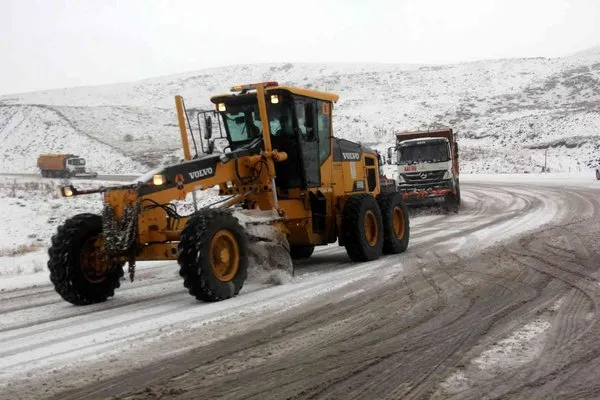 Erzincan’da kar ve tipiden 339 köy yolu ulaşıma kapandı