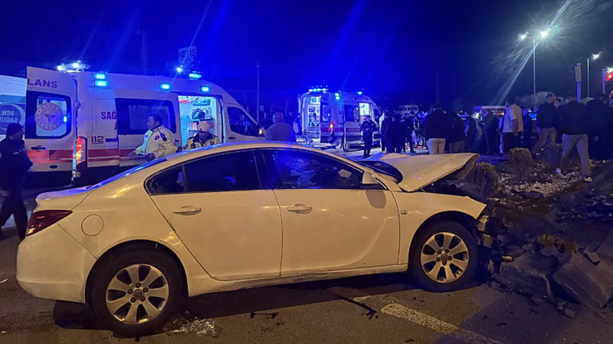 Kayseri’de iki araç çarpıştı: 3’ü ağır 4 yaralı! Kayseri’de iki araç çarpıştı: 3’ü ağır 4 yaralı!