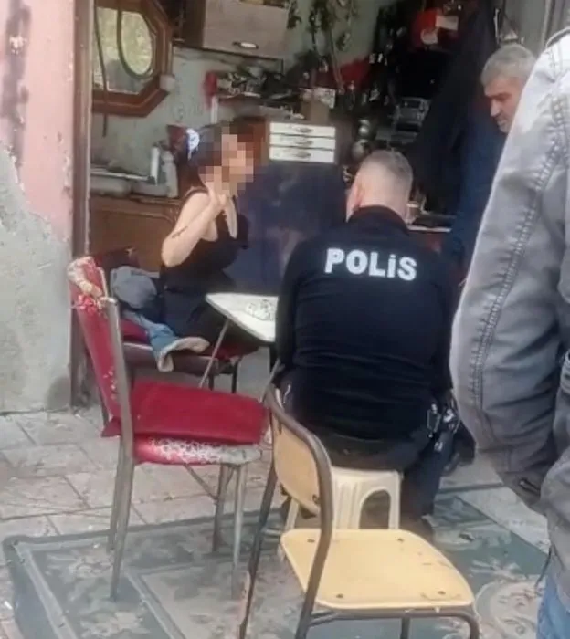 Genç kızdan sokak ortasında garip hareketler: Görenler büyük üzüntü yaşadı!