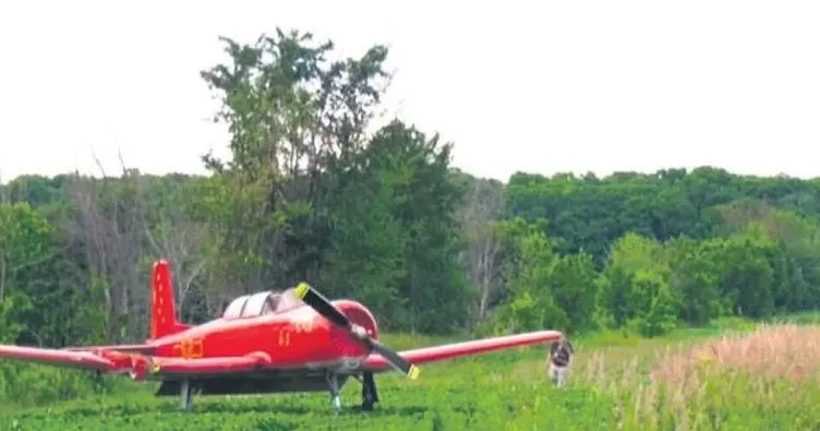 Çim biçerken uçak çarptı
