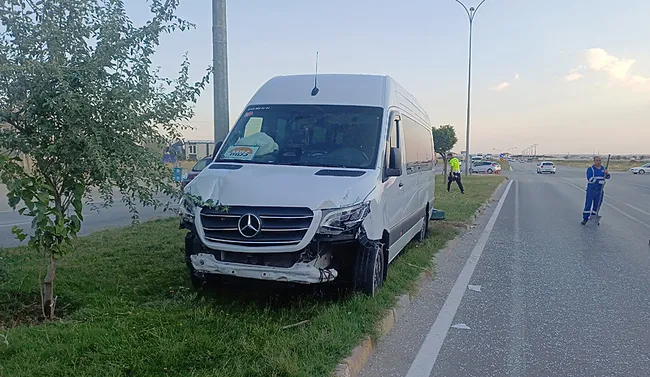 aksarayda-isci-sevisi-reklam-panosuna-carpti-6-yarali-1787851074497.jpeg