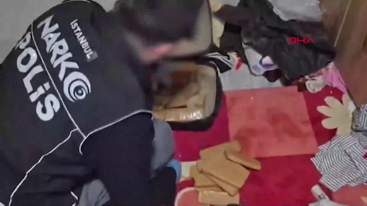 Sultanbeyli’de uyuşturucu operasyonu: 17 kilogram eroin ele geçirildi | Video videosunu izle Sultanbeyli’de uyuşturucu operasyonu: 17 kilogram eroin ele geçirildi | Video videosunu izle
