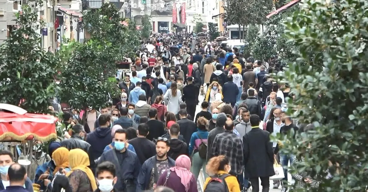 İstiklal'de akılalmaz görüntüler! Korona kuralları hiçe sayıldı