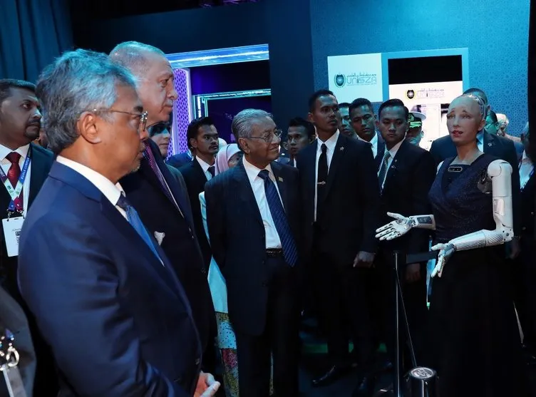 Başkan Erdoğan Kuala Lumpur'da! Oturumun ardından sergi alanını gezdi