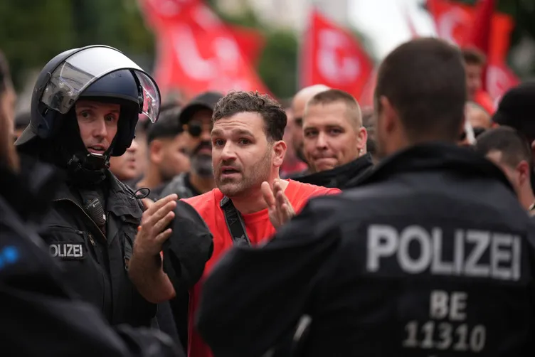 SON DAKİKA: Almanlar uslu durmuyor! Berlin’de Türk taraftarların yürüyüşü durduruldu: Bazı taraftarlar gözaltına alındı…