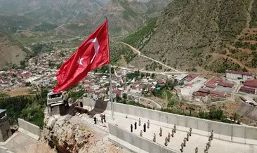 Teröristlerin ’girilmez’ dediği Kato Dağı’nda 150 metrekarelik Türk bayrağı göndere çekildi
