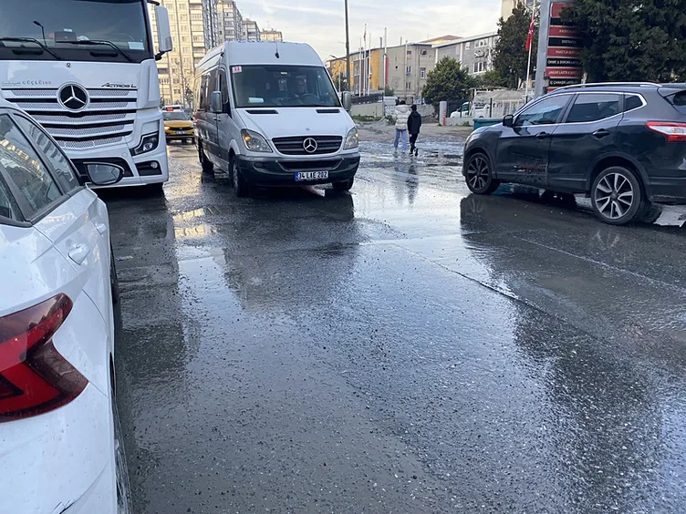 Bahçelievler’de kanalizasyon taştı, etrafı pis koku sardı! İBB’nin duyarsız kalması vatandaşı isyan ettirdi