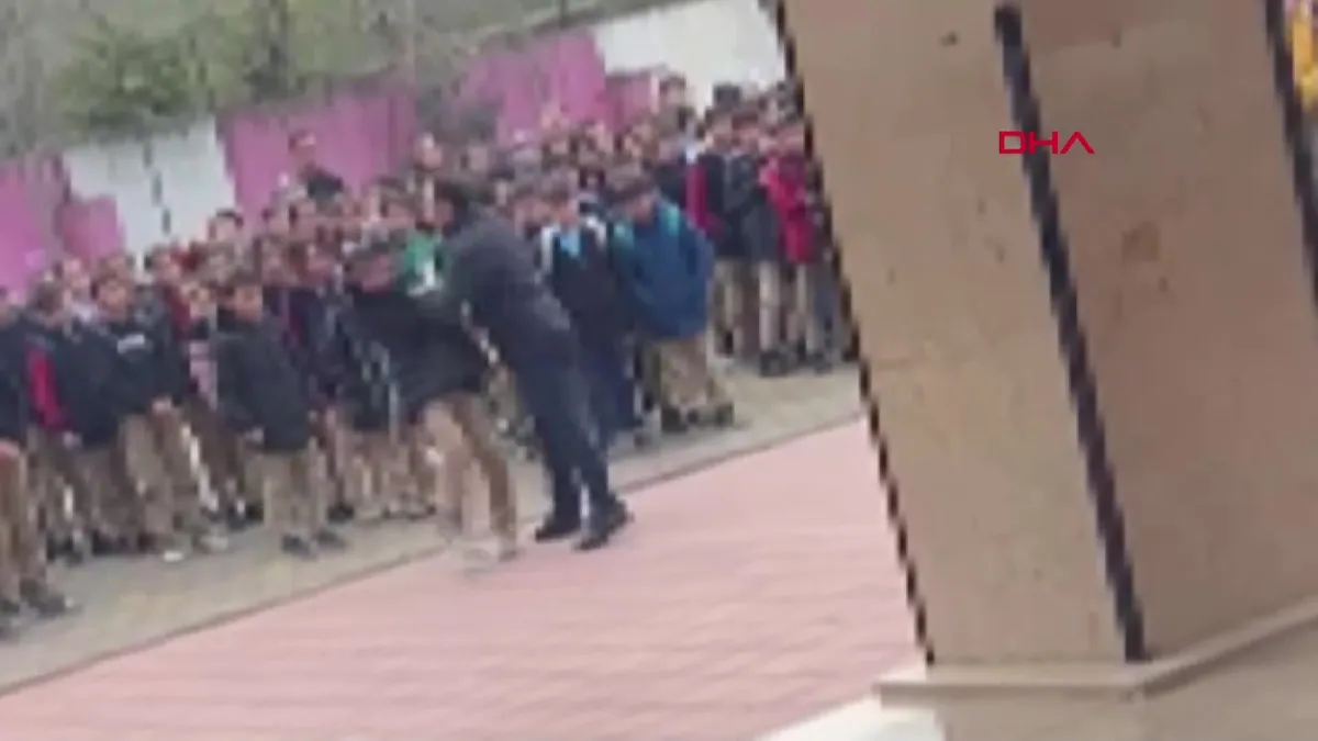 Bursa’da okul müdürünün öğrenciyi yere savurduğu olaya inceleme! videosunu izle Bursa’da okul müdürünün öğrenciyi yere savurduğu olaya inceleme! videosunu izle