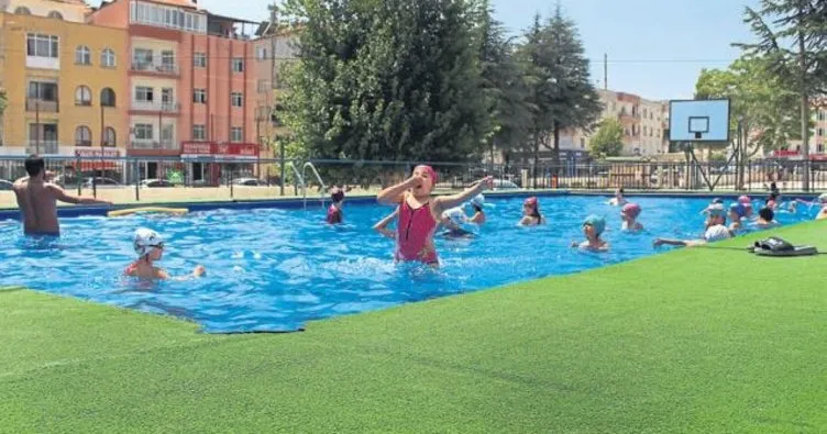 Büyükşehir Belediyesi çocuklara yüzme öğretiyor