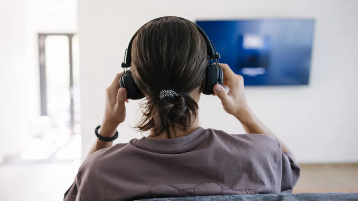 Kulaklıkla müzik dinleyenler dikkat! Uzmanlar kalıcı işitme kaybı riskine karşı uyardı Kulaklıkla müzik dinleyenler dikkat! Uzmanlar kalıcı işitme kaybı riskine karşı uyardı